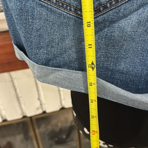 Old Navy Women Shorts Size 8R Stretch Denim Jeans Classic Sexy Medium Blue wash - Picture 6 of 7